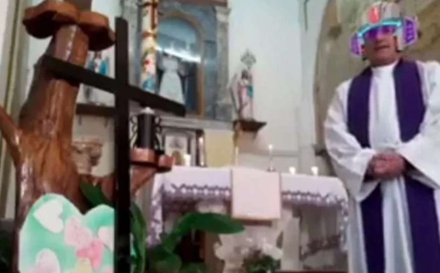 Svećenik prenosio misu uživo: Slučajno upalio filtere i postao hit