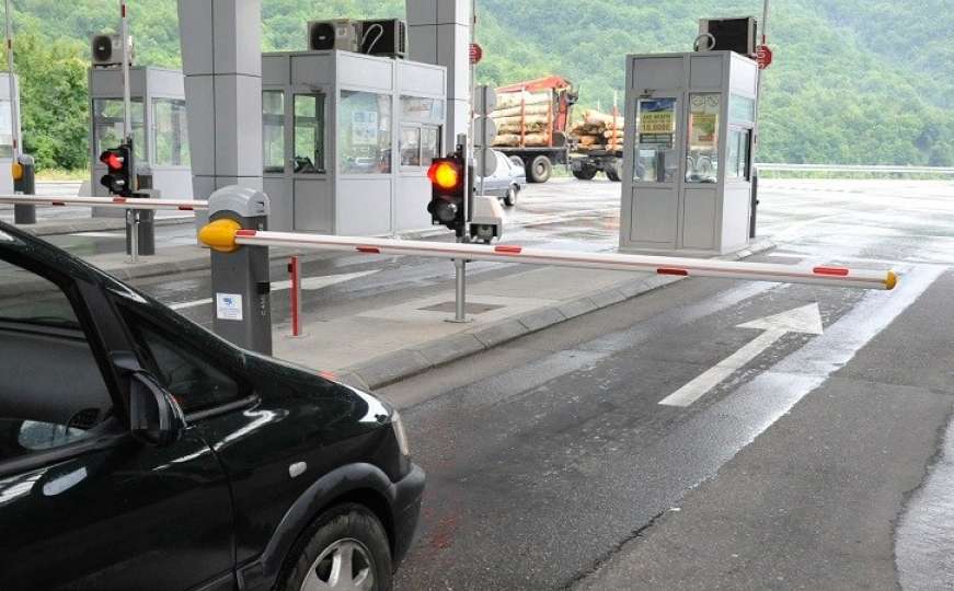 U Bosanskom Šamcu duga kolona teretnjaka na izlazu iz BiH
