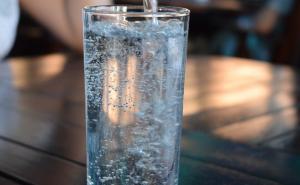 Stručnjaci upozorili: Evo koliko vode treba piti u izolaciji