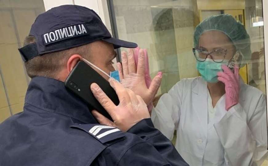 Fotografija rastužila region: Policajac se oprašta od supruge medicinske sestre
