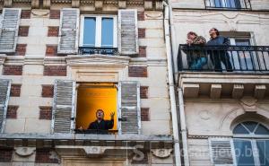 Predivan gest: Pariški tenor sa svog prozora pjesmom uveseljava komšije 
