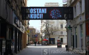 Nedjeljno popodne: Puste sarajevske ulice, na Ferhadiji tek poneki šetač 