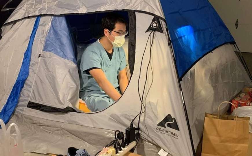 Slika dana: Doktor spava u šatoru u garaži kako bi zaštitio porodicu od zaraze 