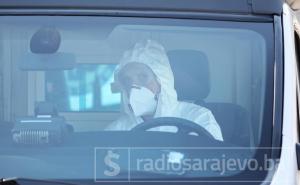 BIH: Muškarac pozitivan na COVID-19 preminuo na putu prema bolnici