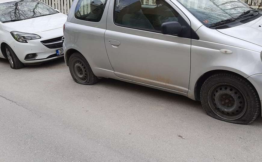 Za vrijeme policijskog sata u Sarajevu: Nasumično bušili gume na parkiranim autima