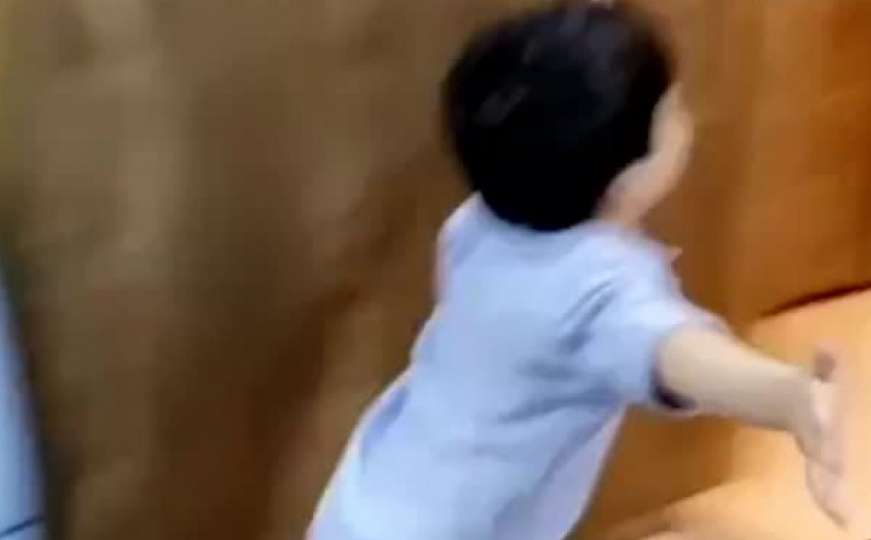 Srceparajući video: Otac odbio zagrljaj sina da ga ne bi zarazio