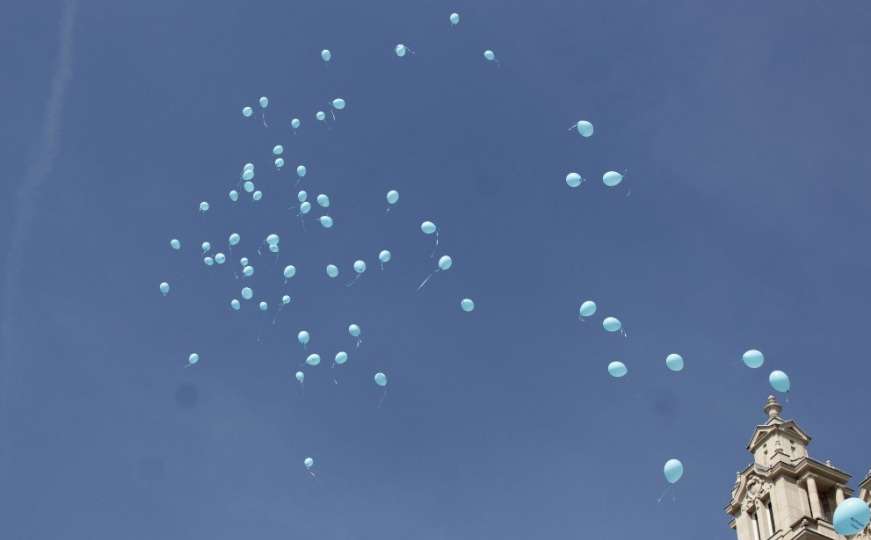 Autizam u doba korone: Umjesto plavih balona, obilježava se uz poruku 'Ostanite kući'