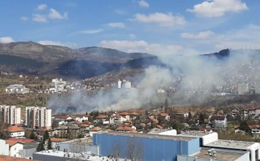 Gori nisko rastinje u sarajevskom naselju Betanija: Tri vatrogasne ekipe na terenu
