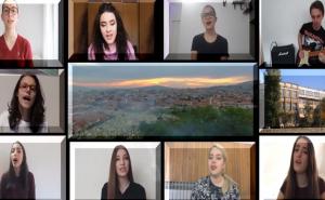 Sarajevo: Učenici Gimnazije Obala pjesmom čestitali Dan grada