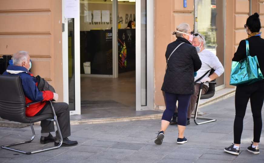 Penzioneri i danas u redovima ispred banaka, većina nosi zaštitne maske 