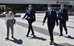 Parlamentarci poštuju mjere, na sjednicu došli s maskama