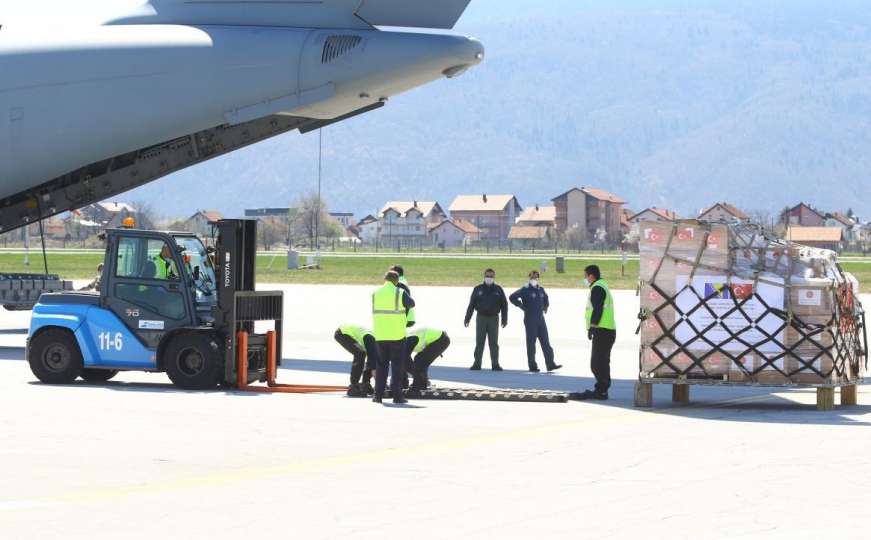 Pogledajte dolazak aviona iz Turske, s medicinskom pomoći BiH 