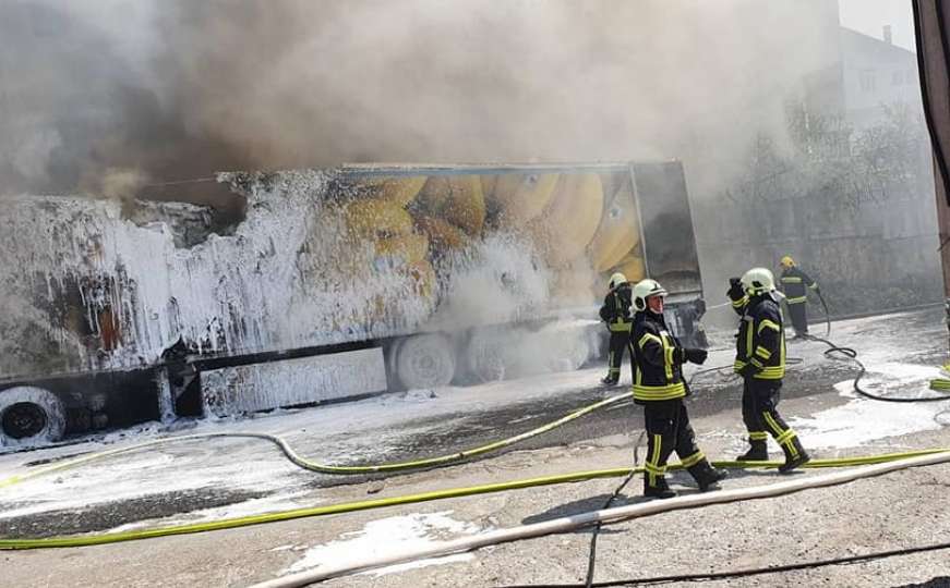 Vatrogasci imaju pune ruke posla, još jedan požar u BiH: Šleper se zapalio na cesti