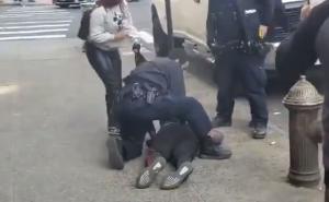 Prišao policajcu s leđa i udario ga šakom u glavu, prolaznik sve snimao