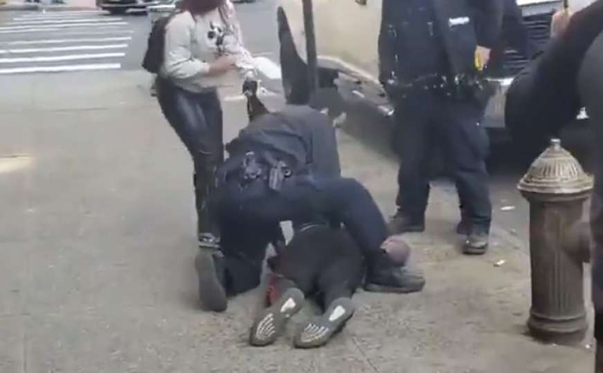 Prišao policajcu s leđa i udario ga šakom u glavu, prolaznik sve snimao