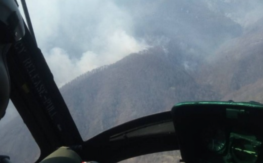 Helikopter Oružanih snaga BiH i drugi dan gasi požar kod Prozora
