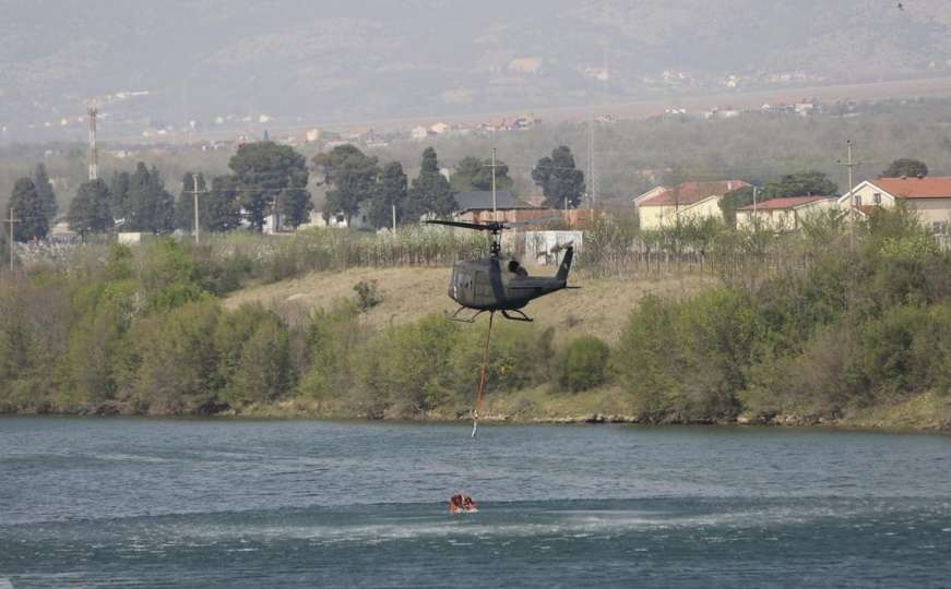 Helikopter OSBiH gasi požare kod Mostara