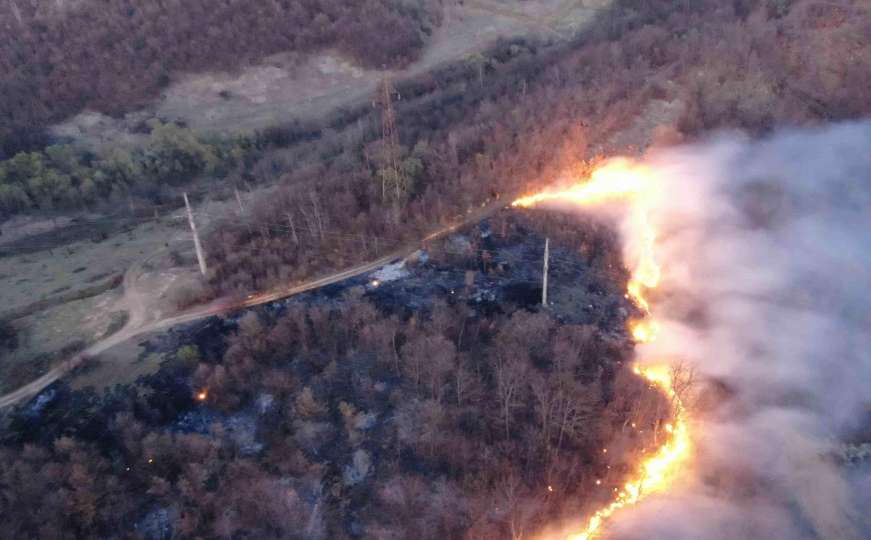 Pogledajte kako je požar zahvatio šumu iznad naselja Draževići u Kiseljaku