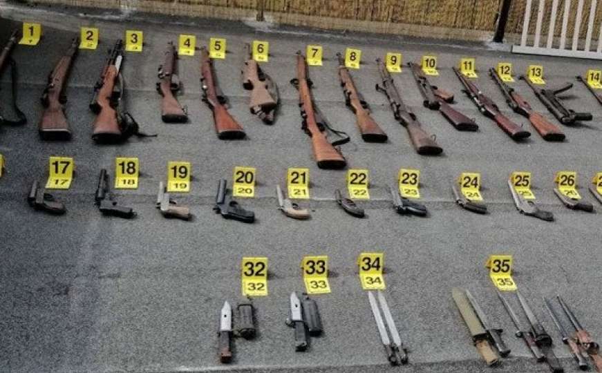 Pretres nakon što se potukao: Kod Banjalučanina pronađeno 16 pušaka i 15 pištolja