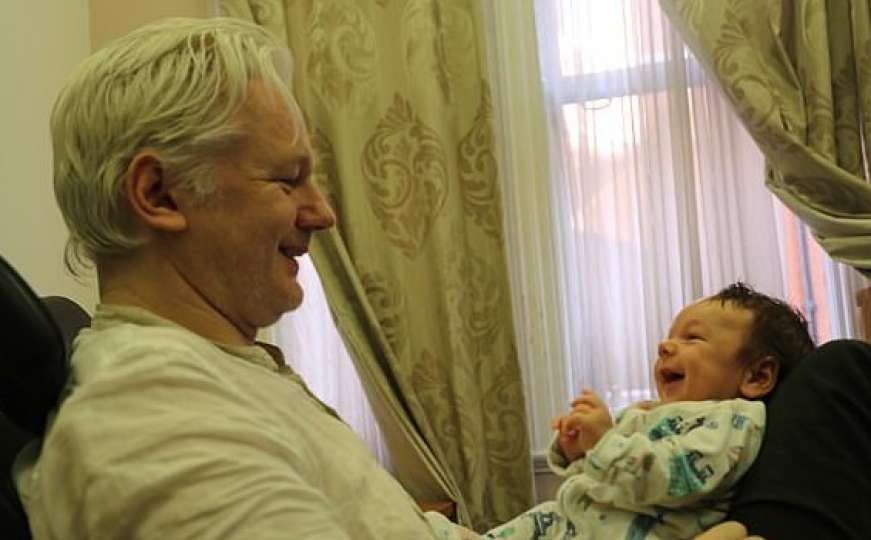 Julien Assange dobio dva sina dok je bio u ekvadorskoj ambasadi  