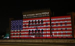 Vijećnica večeras osvijetljena u bojama američke zastave: Ovo je zajednička borba