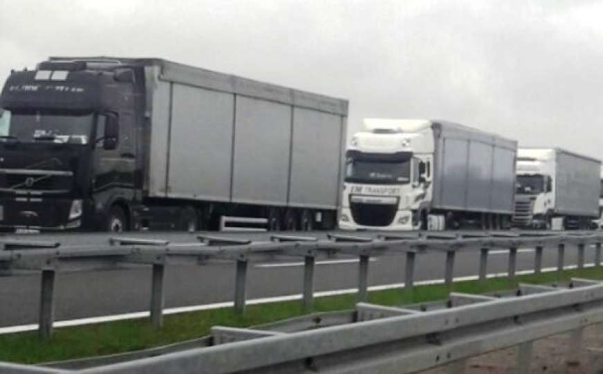 Bosanska Gradiška: Nepregledna kolona kamiona na granici, rijetki prođu