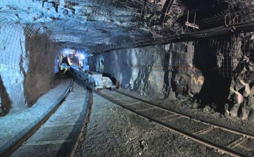 Zenički rudari ni jutros nisu sišli u jame: Čekaju dogovor o platama