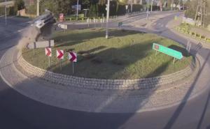 Poljska: Preletio kružni tok i uletio u groblje 