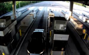 Prnjavor: Iščupao rampu na autoputu, pa razbio kamere