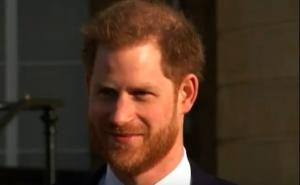 Raščupana kosa, otkopčana košulja: Princ Harry pokazao kako izgleda u izolaciji