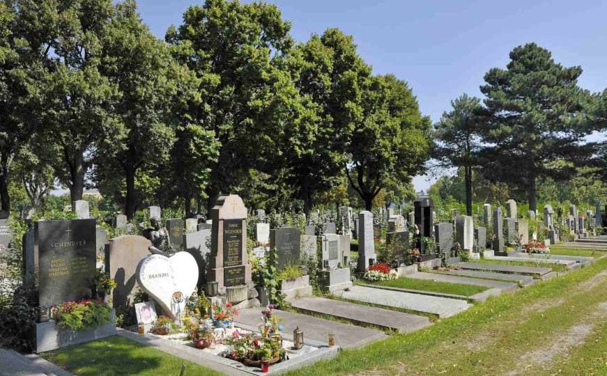 Beč: Posjeta groblju od kuće