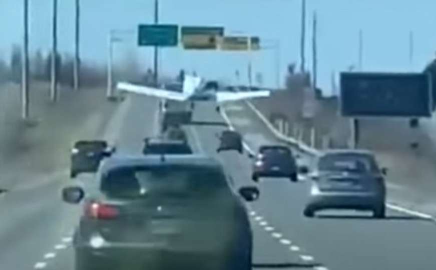 Drama okončana sretno: Avion sletio među jureća vozila na autoputu