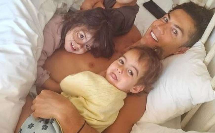 Ronaldo objavio jutarnji selfie, pažnju privukla Georgina bez šminke