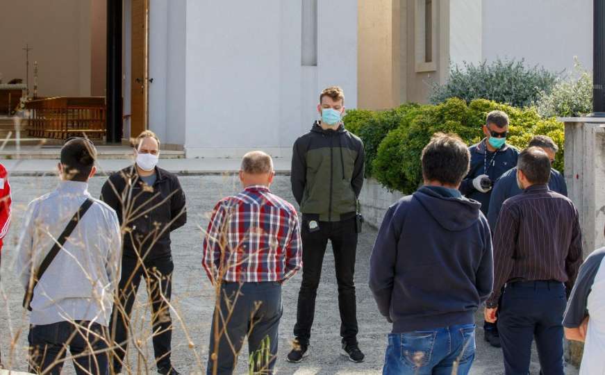 Ne poštuju zabranu: Ponovo problemi ispred crkve u Splitu