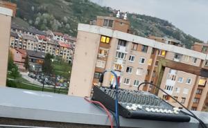 Koronavirus i Sarajevo: Parti na krovu za raju u izolaciji na Dobrinji