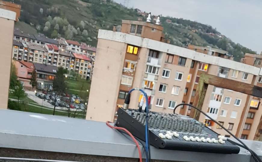 Koronavirus i Sarajevo: Parti na krovu za raju u izolaciji na Dobrinji