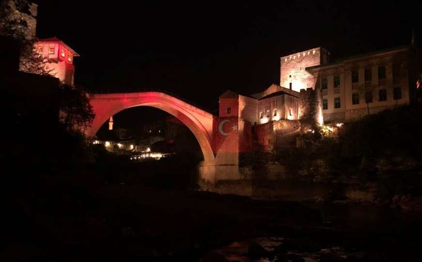 Stari most u Mostaru u bojama zastave Turske