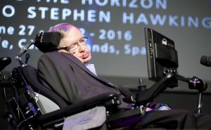 Porodica Stephena Hawkinga donirala njegov respirator britanskoj bolnici