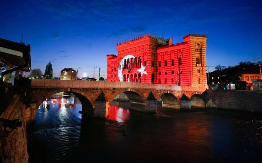 Sarajevska ljepotica osvijetljena bojama zastave Turske