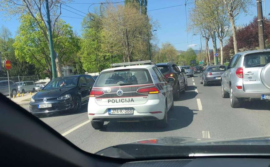 Vozači, oprez: Zbog sudara dva vozila u Sarajevu prouzrokovao velike gužve