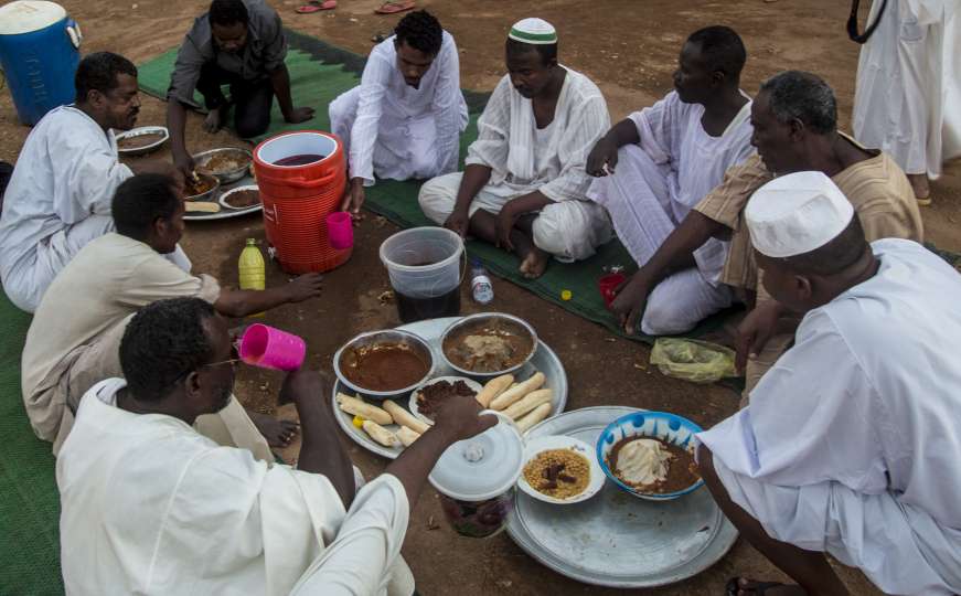 Unatoč mjerama protiv koronavirusa: Sudanci iftare na ulicama glavnog grada
