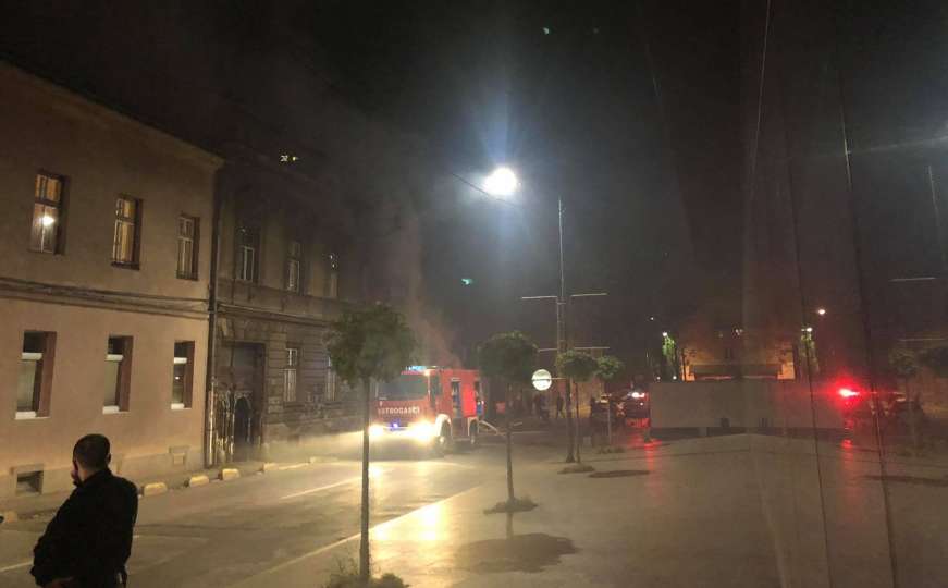 Gori skladište u Sarajevu, građani okolnih zgrada izašli na ulicu 