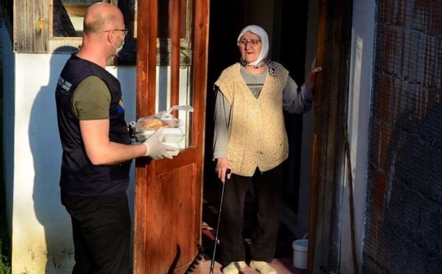 Ramazan u doba korone: Pripremaju i dostavljaju iftare starijim osobama