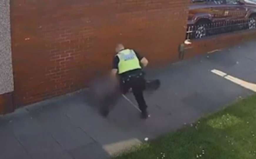 Objavljen brutalan video: Policajac tuče dječaka 