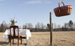 Restoran u doba korone: Jedan gost cijeli dan, hrana dolazi u korpici na užetu