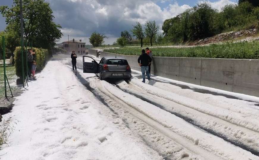 Snažno nevrijeme pogodilo Istru: Led zatrpao ceste i uništio brojne usjeve