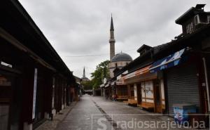 Tmuran dan u Sarajevu: Kiša, pandemija i pokoji šetač na ulici