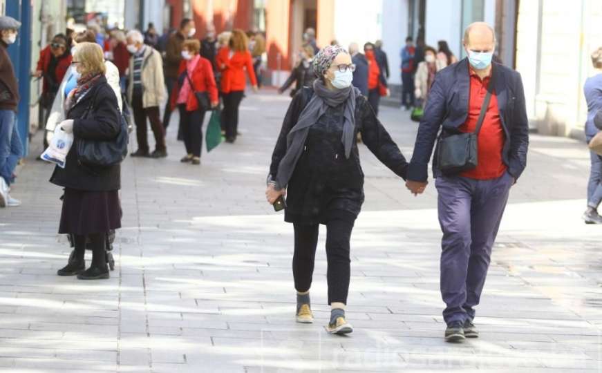 Nakon popuštanja mjera, Sarajevo življe: Šetači, otvorene radnje, maske