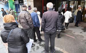 Penzioneri dočekali dan za izlazak: Podjela penzija stvorila gužve pred bankama 