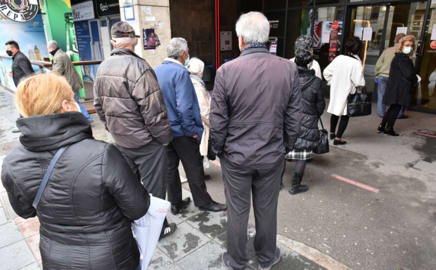 Penzioneri dočekali dan za izlazak: Podjela penzija stvorila gužve pred bankama 